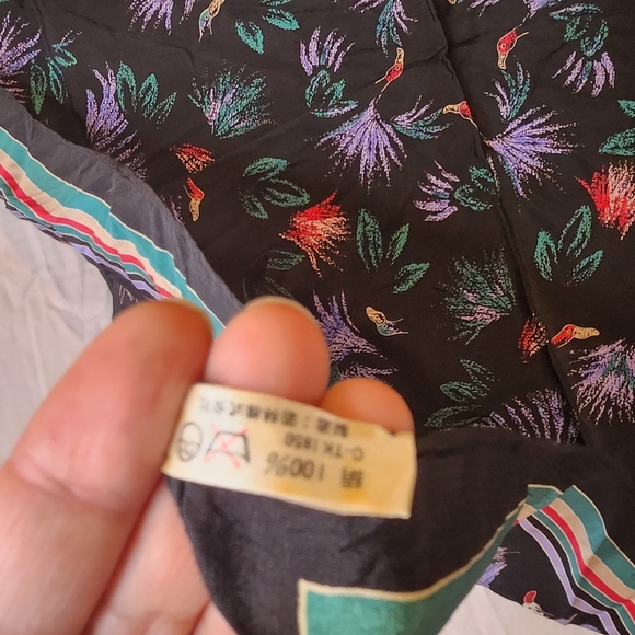 EMANUEL Ungaro silk 30x30" - Picture 6 of 10